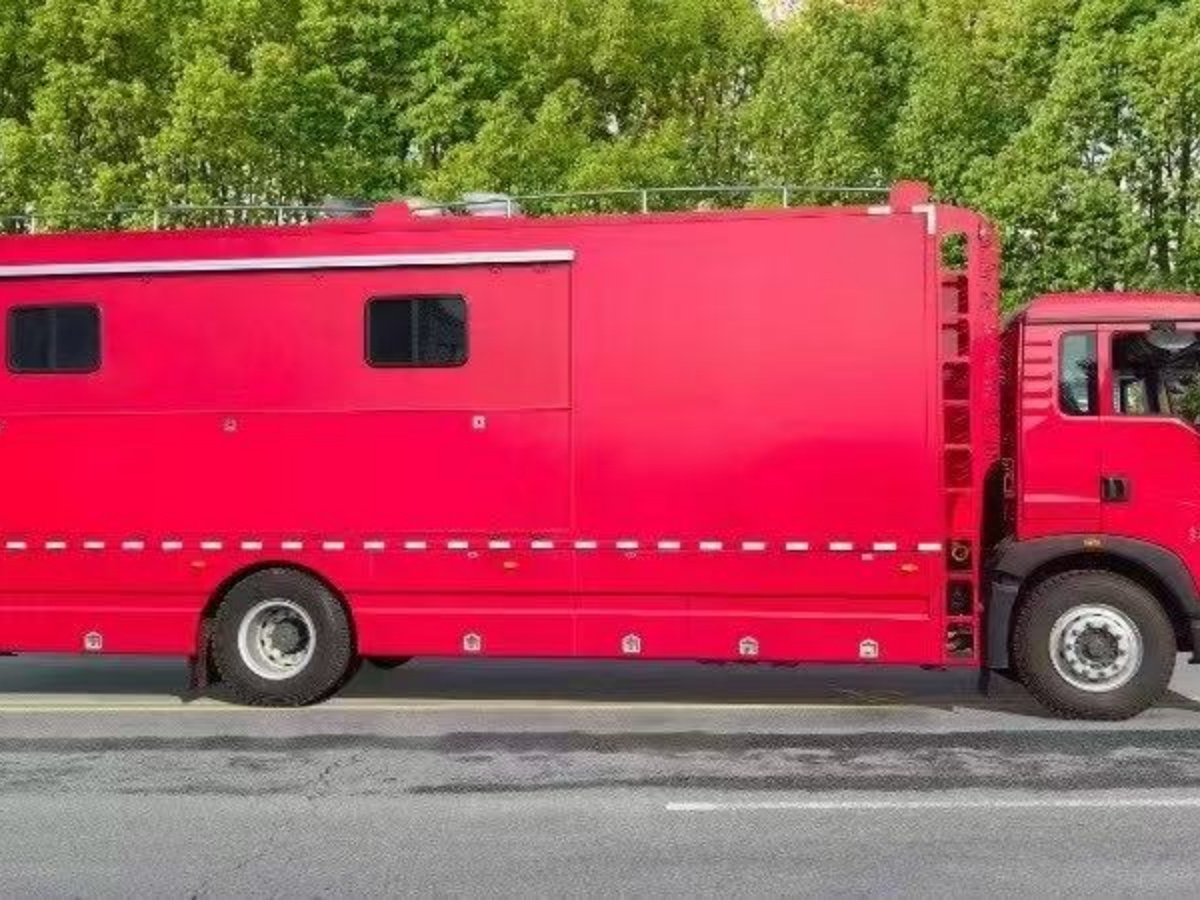 豪沃重汽炊事车（300人）